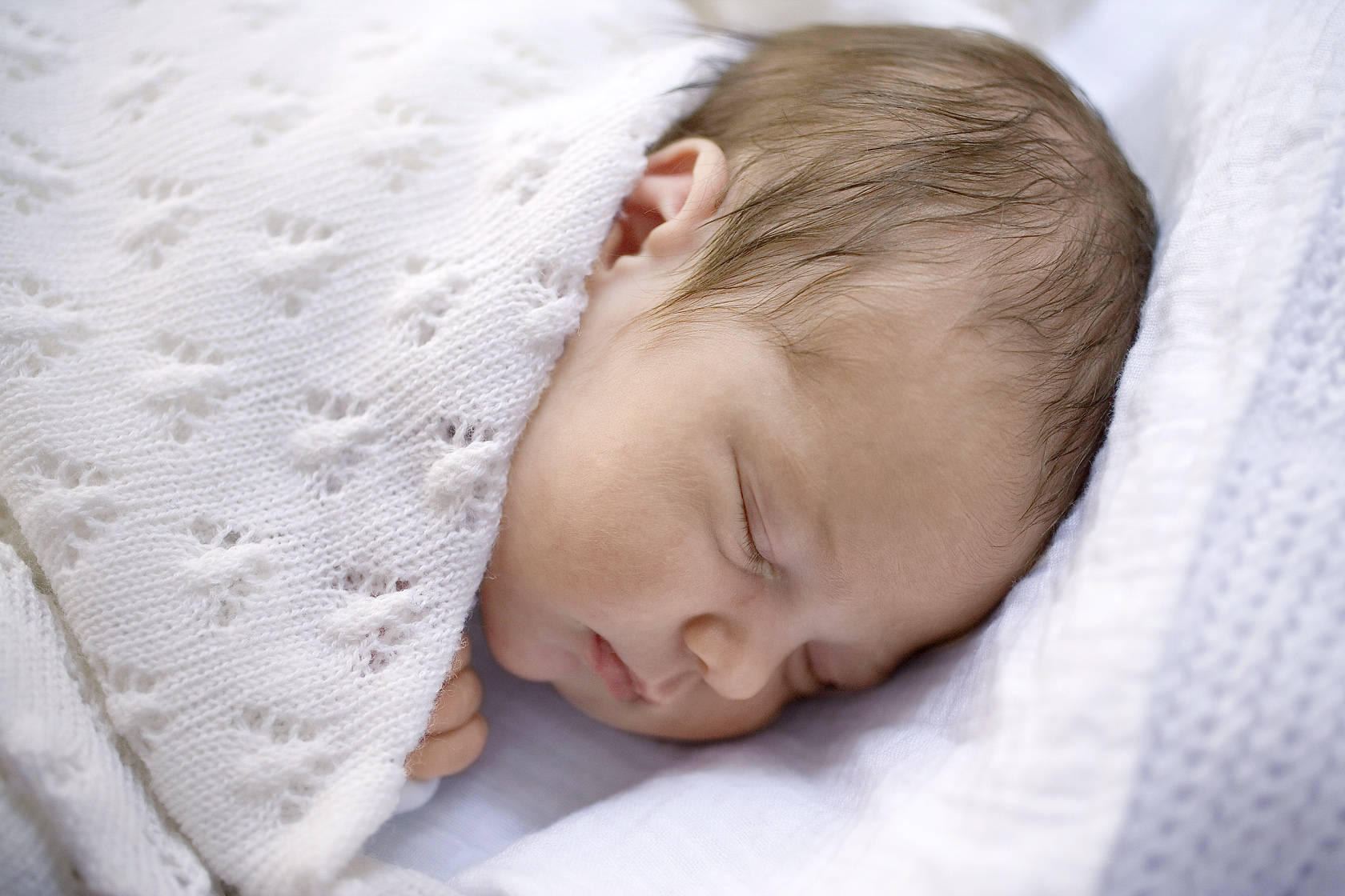 Почему новорожденный хрипит. Ребёнок вздрагивает во сне новорожденный. Ребёнок дёргается во сне новорожденный. Вздрагиваю во сне.